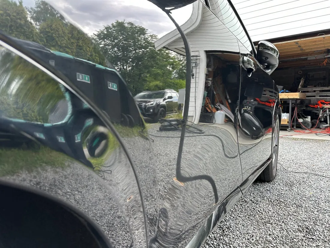 Speilblank lakk med skarp refleksjon etter polering